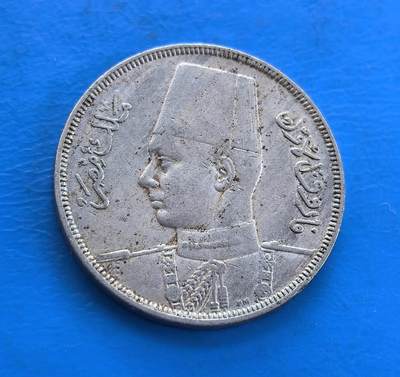 外国优质银币南亚香港苏联等专场，周六九点倒数截拍，满百包邮，持续收拍 - 埃及王国时期1938年10米利姆，正面是国王法鲁克一世的侧面像，搭配阿拉伯文铭文，展现王室权威；背面是 “1” 面值与阿拉伯文国号，辅以伊斯兰风格的装饰字体，古朴包浆沉淀着二战后的历史气息，是极具收藏价值的王室币种。