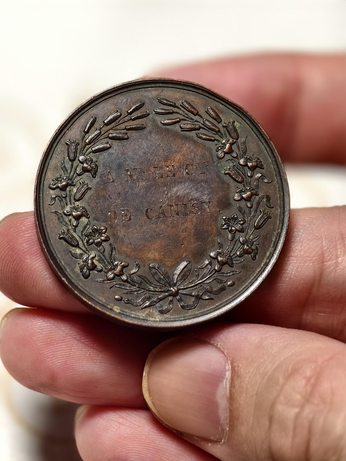 抚柳草堂-第八期章牌钱币 奖章勋章限时免佣 满百包邮 放漏专场 1843法国波旁王朝复辟时期末代王太子 波尔多公爵亨利德法兰西 非常不错的品种 早期光边原铸直径36mm 1830年8月2日至9日被拥立为国王七天后被奥尔良公爵路易·菲利普取代 流亡期间仅保留尚博伯爵头衔