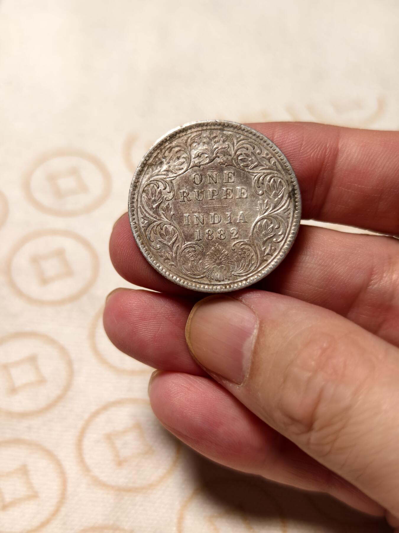 抚柳草堂-第八期章牌钱币 奖章勋章限时免佣 满百包邮 放漏专场 1882英属印度1卢比银币 维多利亚女王版 重11.6g  早期小维整体状态很不错