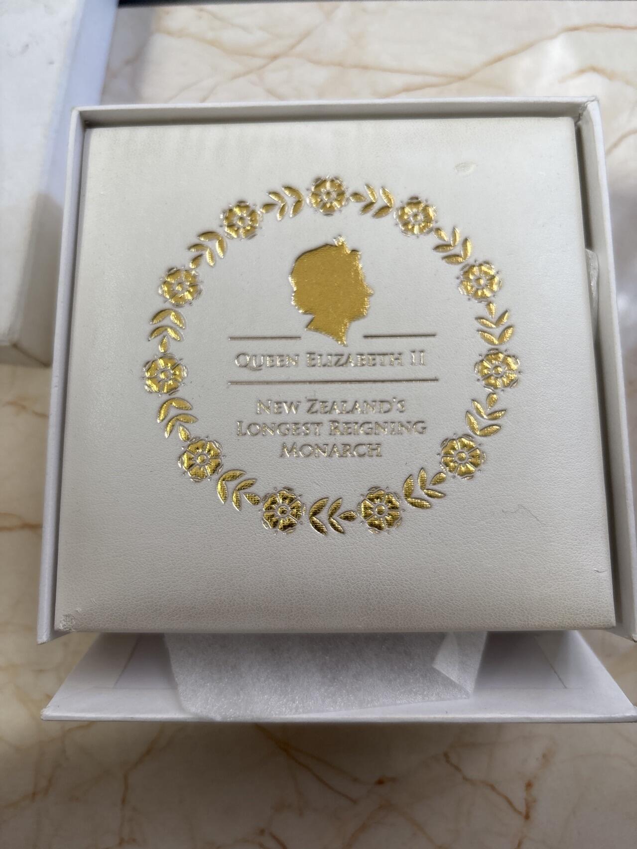 第188期拍卖 新西兰2015在位时间最长君主女王头像旋转镀金银币，999银镀金，发行2015枚