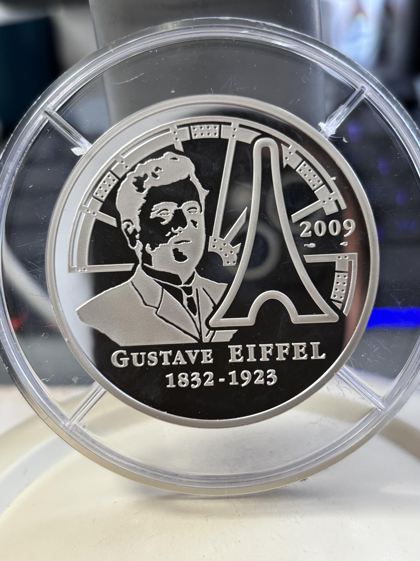第188期拍卖 法国2009年巴黎埃菲尔铁塔120周年5盎司加厚银币，950银，163.8克，发行1000枚，塑料盒有破