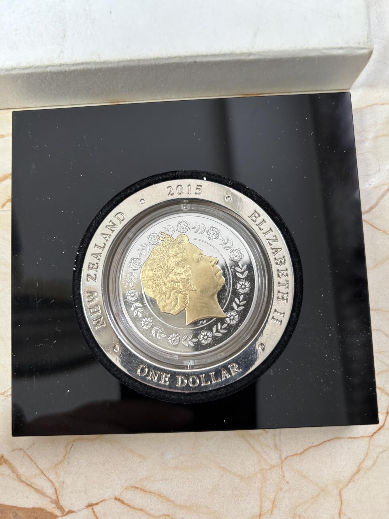 第188期拍卖 新西兰2015在位时间最长君主女王头像旋转镀金银币，999银镀金，发行2015枚