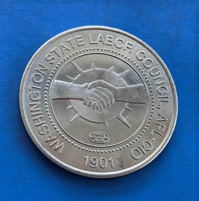 外国优质银币南亚香港苏联等专场，周六九点倒数截拍，满百包邮，持续收拍 - 发行量仅2000枚，美国华盛顿州建州百年纪念币（直径40mm，重21.8克），搭配州花、雷尼尔山与飞鸟浮雕；象征劳工团结的握手图案，印有州劳工委员会标识。细腻包浆承载地域历史与劳工文化，兼具纪念与收藏价值，是美国地方纪念币的特色品类。