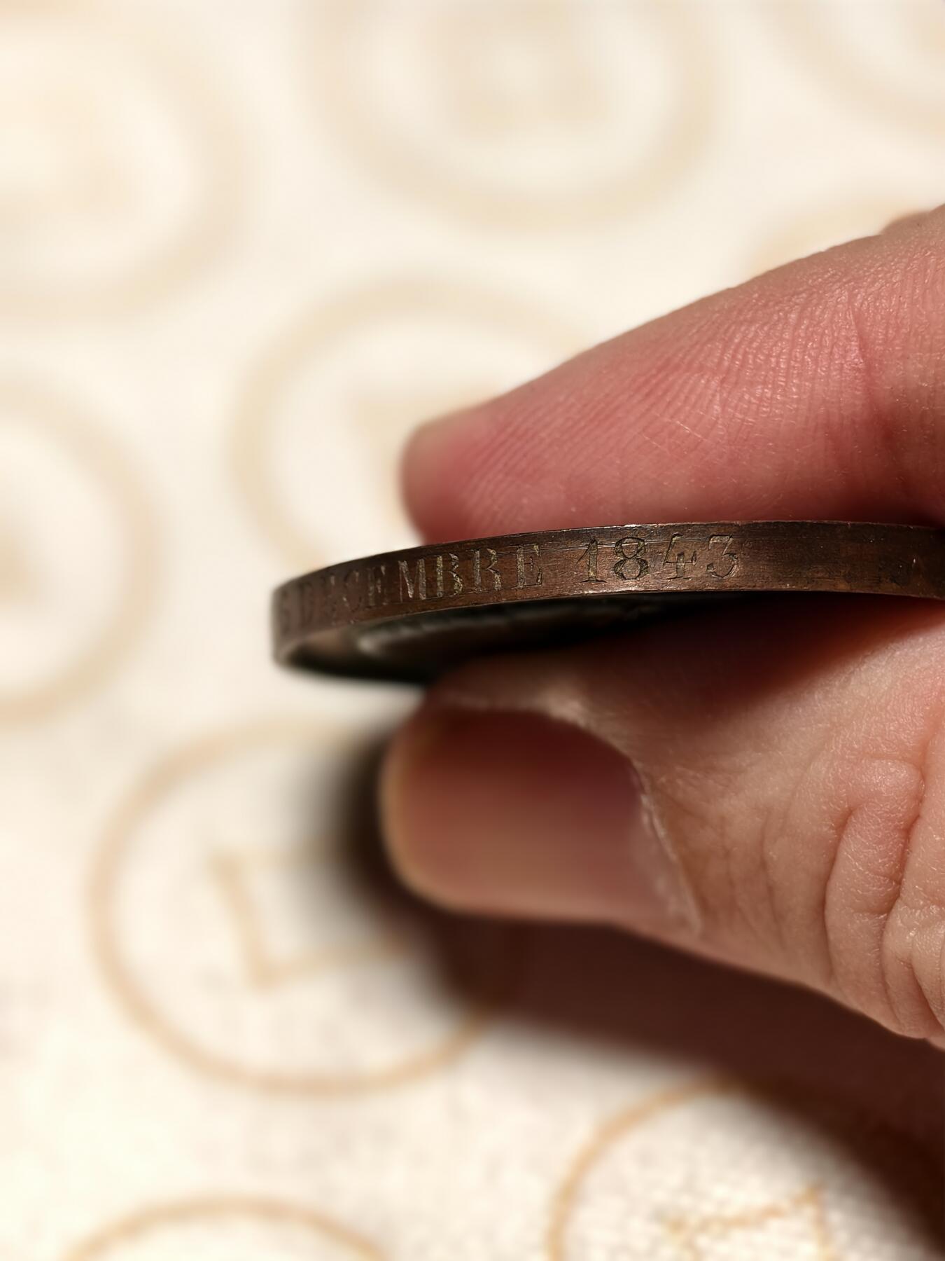 抚柳草堂-第八期章牌钱币 奖章勋章限时免佣 满百包邮 放漏专场 1843法国波旁王朝复辟时期末代王太子 波尔多公爵亨利德法兰西 非常不错的品种 早期光边原铸直径36mm 1830年8月2日至9日被拥立为国王七天后被奥尔良公爵路易·菲利普取代 流亡期间仅保留尚博伯爵头衔