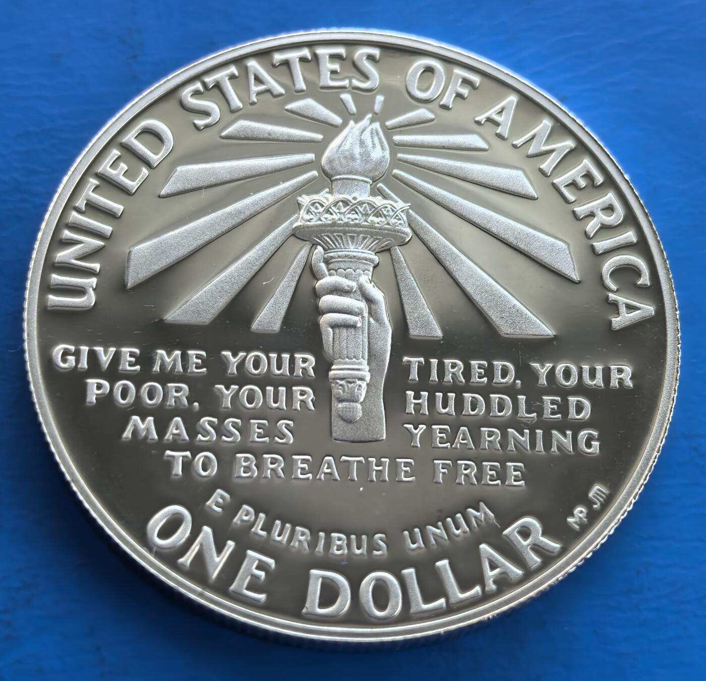 外国优质银币南亚香港苏联等专场，周六九点倒数截拍，满百包邮，持续收拍 美国1986 年自由女神像百年精制银币带原盒，正面是自由女神像与埃利斯岛移民大楼，象征美国移民历史；背面是火炬与《新巨人》诗句，兼具历史纪念意义与艺术收藏价值。