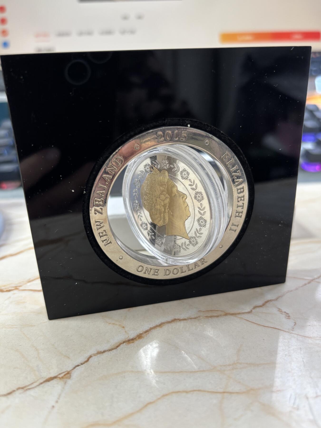 第188期拍卖 新西兰2015在位时间最长君主女王头像旋转镀金银币，999银镀金，发行2015枚