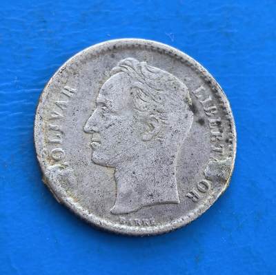 外国优质银币南亚香港苏联等专场，周六九点倒数截拍，满百包邮，持续收拍 - 委内瑞拉 1954 年 50 分银币，正面是南美解放者玻利瓦尔侧面像，轮廓沉稳刚毅；背面国徽浮雕含骏马、棕榈与山峰元素，尽显南美特色，温润包浆沉淀历史，兼具纪念意义与地域收藏价值。