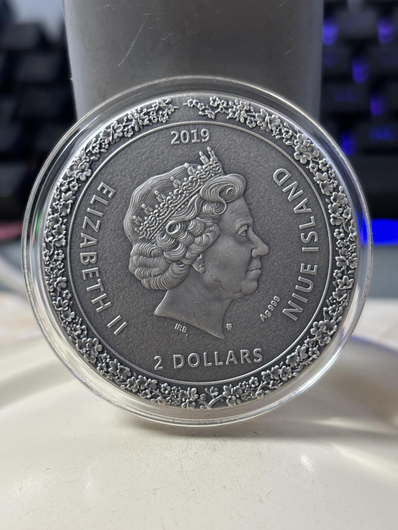 第188期拍卖 纽埃2019年日本文化系列(1)-艺伎茶艺 2盎司超高浮雕仿古镀金彩色银币. 999银，发行500枚