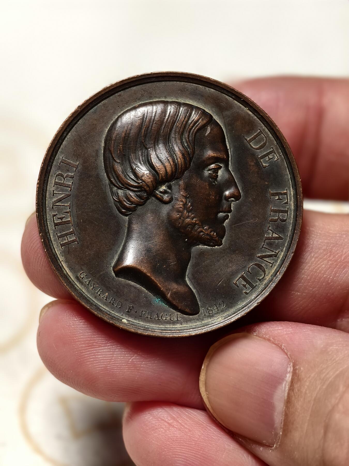 抚柳草堂-第八期章牌钱币 奖章勋章限时免佣 满百包邮 放漏专场 1843法国波旁王朝复辟时期末代王太子 波尔多公爵亨利德法兰西 非常不错的品种 早期光边原铸直径36mm 1830年8月2日至9日被拥立为国王七天后被奥尔良公爵路易·菲利普取代 流亡期间仅保留尚博伯爵头衔