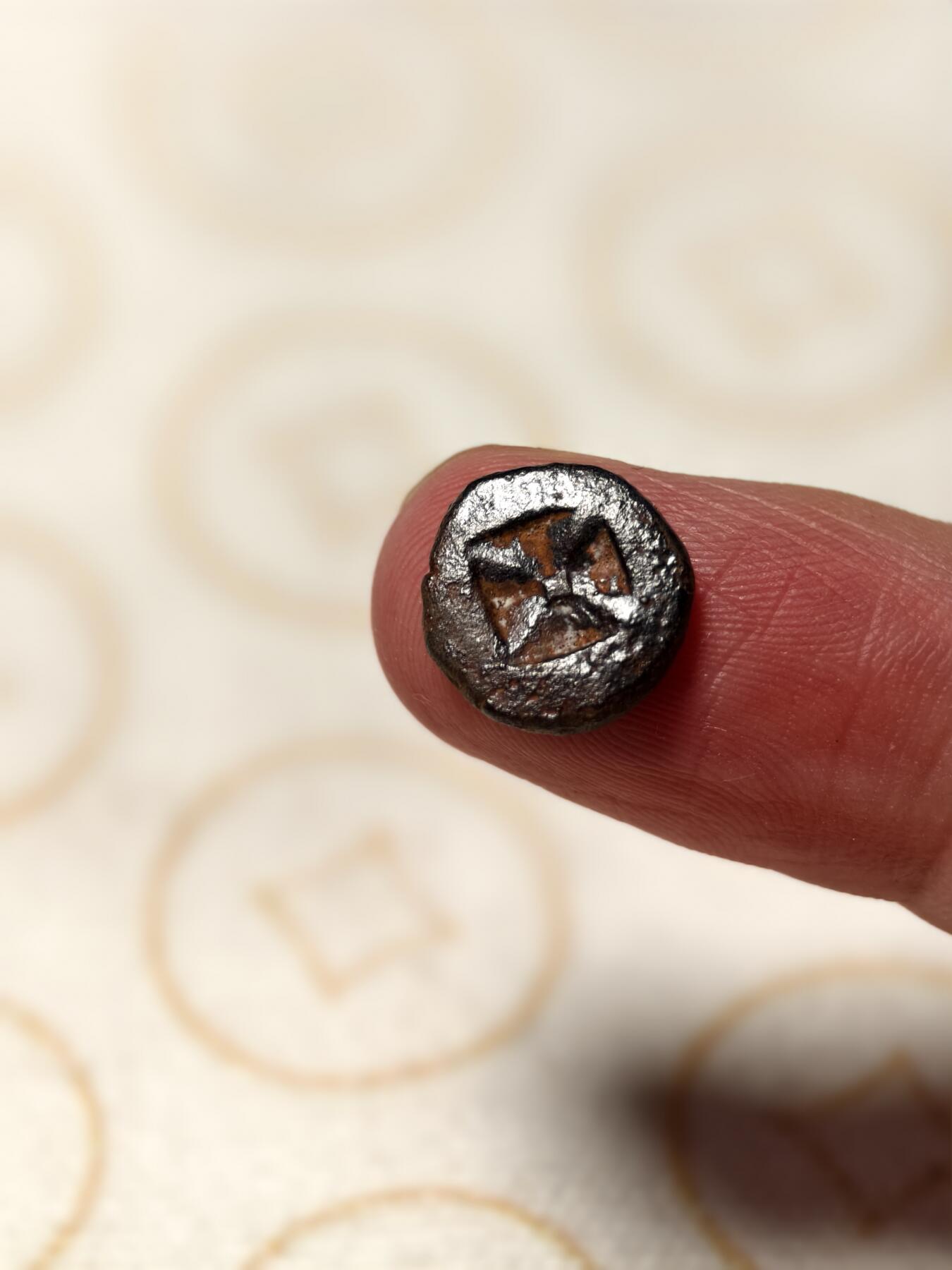 抚柳草堂-第八期章牌钱币 奖章勋章限时免佣 满百包邮 放漏专场 三佛齐王国末期至满者伯夷王国早期打制小银币 1.7g重正面有檀香花徽记，背面爪哇岛文，面值1 Unit或称Masa