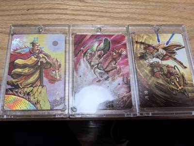 光影卡牌第28期，各家亲签，各家套卡，持续收拍品 - 万享三国斗星录五虎礼盒刘备关羽黄忠主公双将彩闪原封卡砖3张