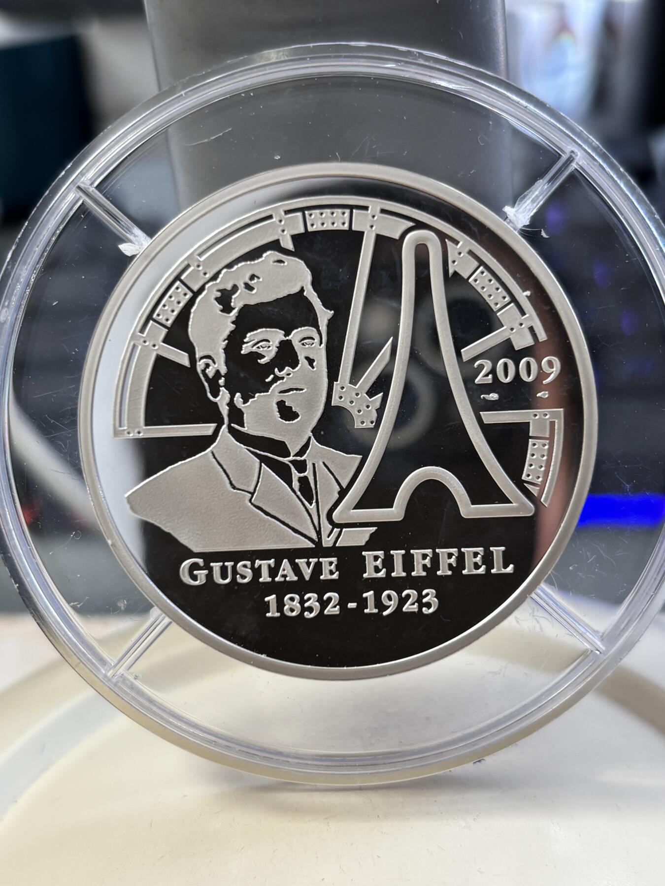 第188期拍卖 法国2009年巴黎埃菲尔铁塔120周年5盎司加厚银币，950银，163.8克，发行1000枚，塑料盒有破