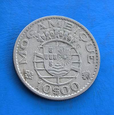 外国优质银币南亚香港苏联等专场，周六九点倒数截拍，满百包邮，持续收拍 - 葡属莫桑比克1968年10 埃斯库多，正面为葡萄牙共和国国徽与地球仪浮雕，象征殖民时代的航海扩张；背面是莫桑比克属地纹章，承载葡属非洲的历史印记，包浆温润，兼具殖民史料价值与收藏意义。