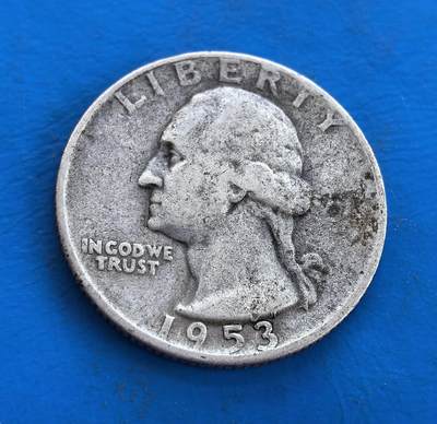 外国优质银币南亚香港苏联等专场，周六九点倒数截拍，满百包邮，持续收拍 - 美国1953年华盛顿 25 美分银币，正面是乔治・华盛顿侧面像，轮廓虽经流通磨损仍显沉稳威严；背面为展翅雄鹰与橄榄枝图案，承载战后美国流通币历史，银质包浆温润，兼具历史纪念与收藏价值。