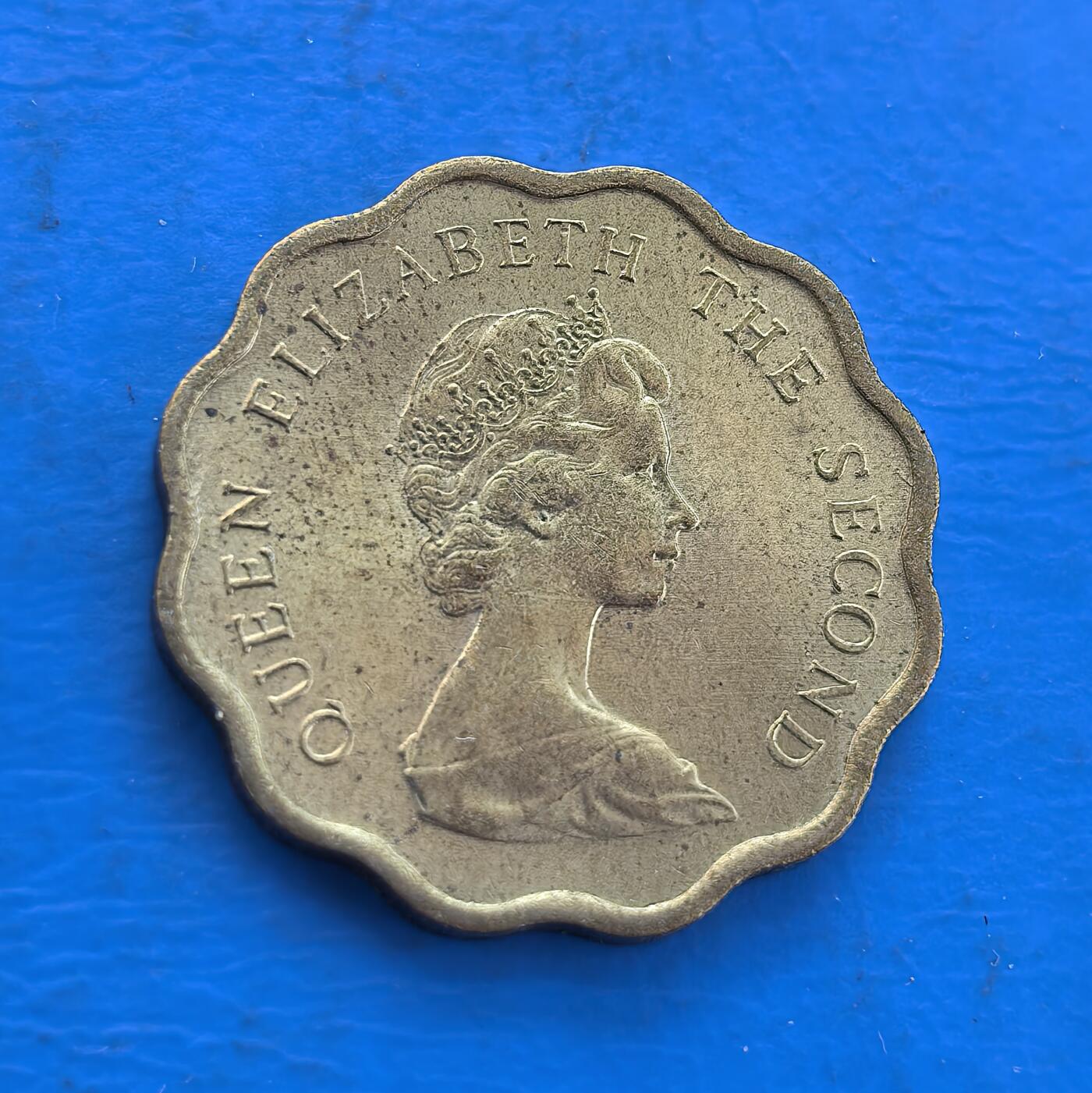 外国优质银币南亚香港苏联等专场，周六九点倒数截拍，满百包邮，持续收拍 原光1979年香港贰毫铜币，正面为英女王伊丽莎白二世侧面像，环刻 “QUEEN ELIZABETH THE SECOND” 字样；背面是 “香港 贰毫” 字样与英文 “TWENTY CENTS”，采用独特的波浪形花边设计。原光包浆保留了出厂光泽，见证英属香港末期的货币历史，是近代殖民钱币收藏的特色品类。