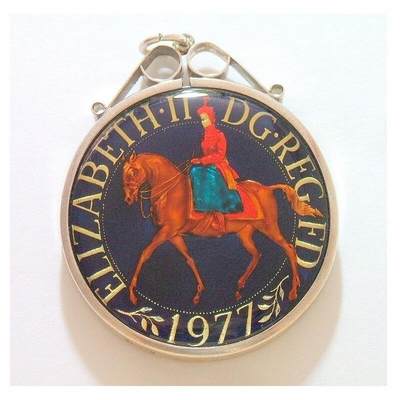 【银】纯手工银 英国1977年女王银婚珐琅彩镀金高浮雕精制带釉银币章吊坠 40MM 37克 - 【银】纯手工银 英国1977年女王银婚珐琅彩镀金高浮雕精制带釉银币章吊坠 40MM 37克