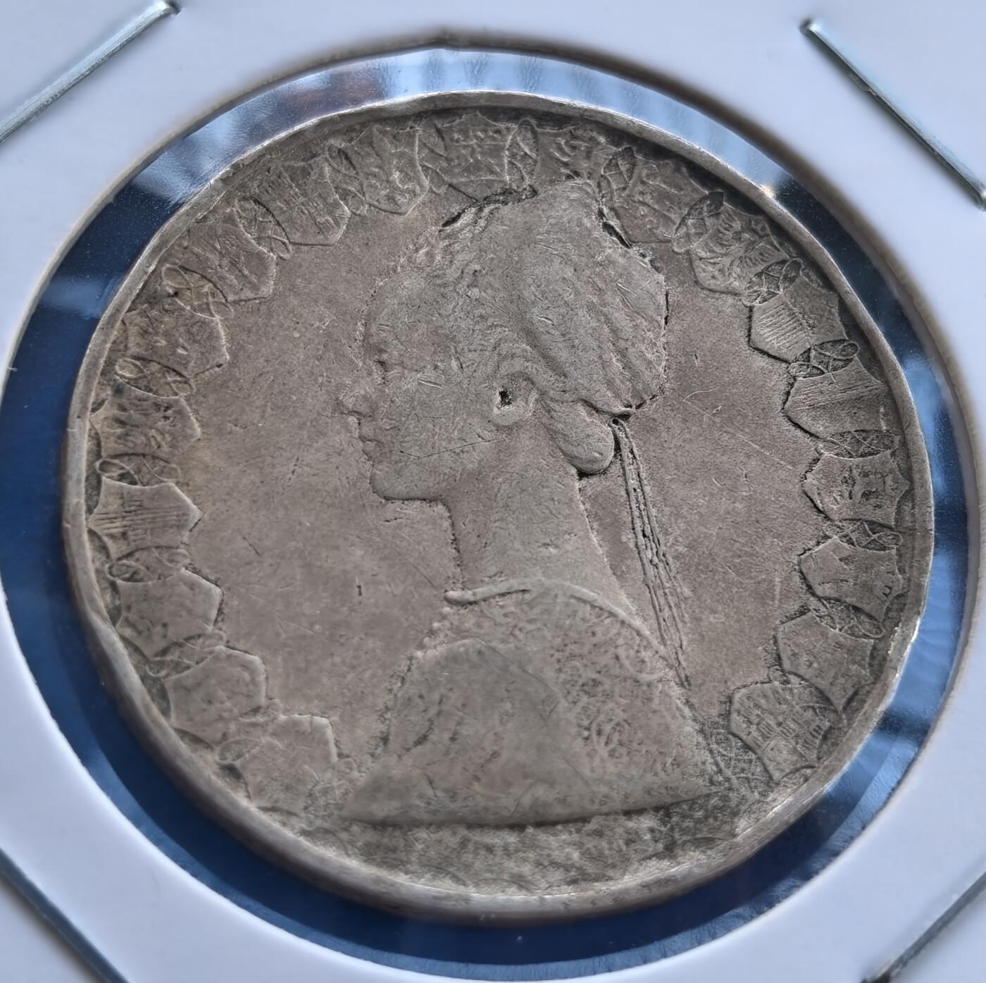 外国优质银币南亚香港苏联等专场，周六九点倒数截拍，满百包邮，持续收拍 意大利 500 里拉银币，正面是象征意大利的女性侧面像，边缘饰以几何纹，细节典雅；背面刻画三艘文艺复兴时期帆船，层次分明，承载航海文明记忆，温润包浆尽显历史质感。