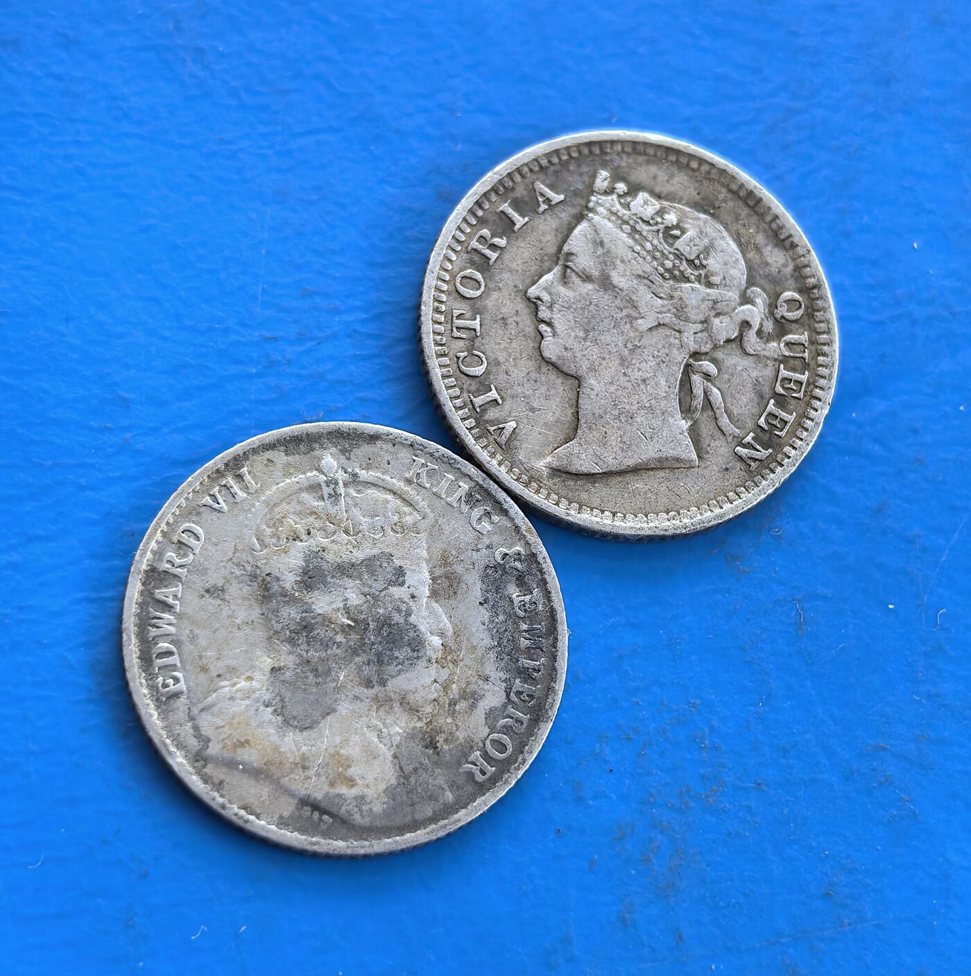 外国优质银币南亚香港苏联等专场，周六九点倒数截拍，满百包邮，持续收拍 香港维多利亚与爱德华七世时期的五仙银币，正面分别是两位君主的侧面像，轮廓虽经磨损仍显殖民时代的威严；背面为 “香港五仙” 字样与年份标识，承载近代香港流通币历史，两枚不同时期的币种更具收藏价值。