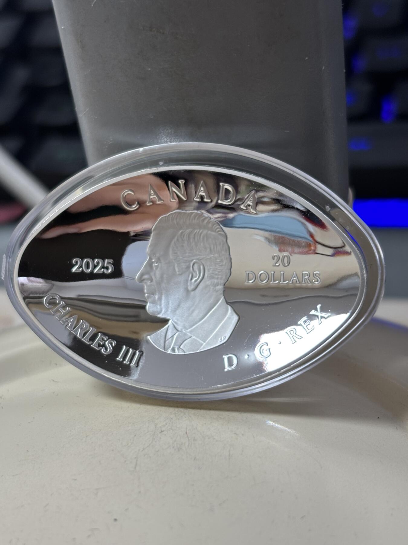 第188期拍卖 加拿大2025年恐龙之眼系列塔纳托龙1盎司椭圆形彩色银币，999银，发行8500枚