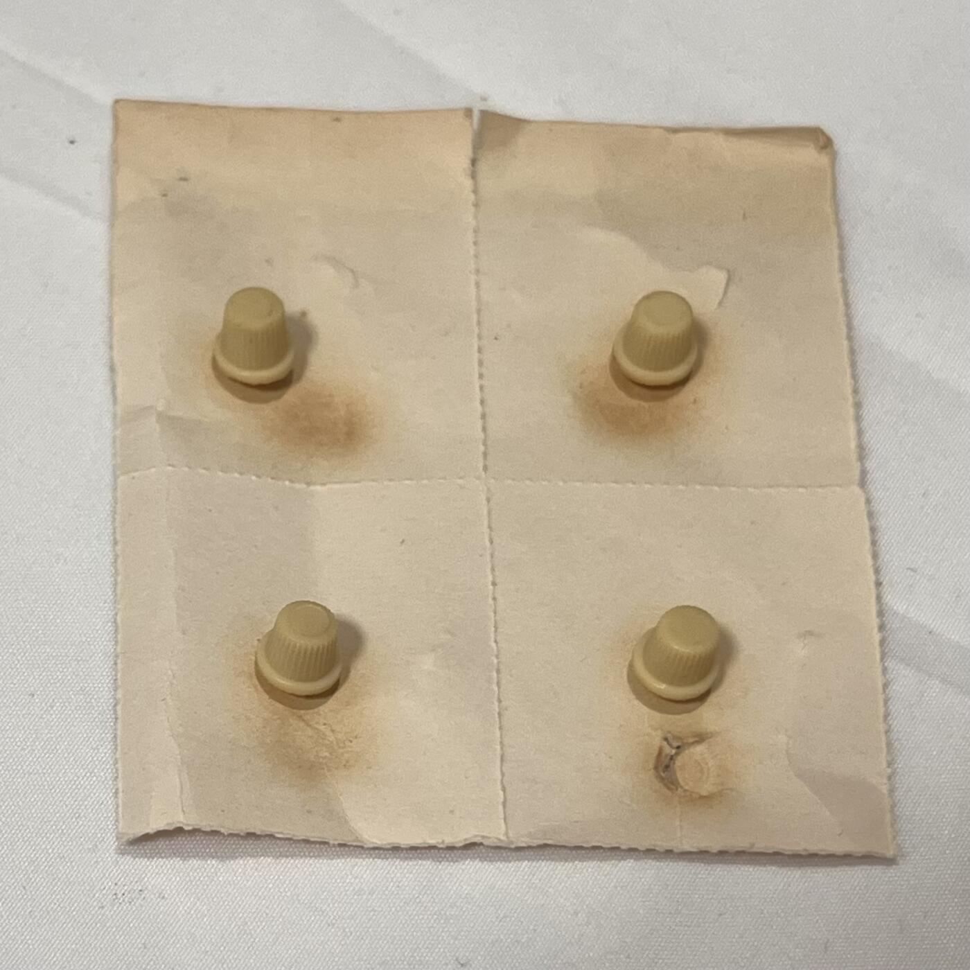 韵星假日拍卖第三十七期 -- Rimey Holidays Auction 37 民国旗帜徽章一组四联