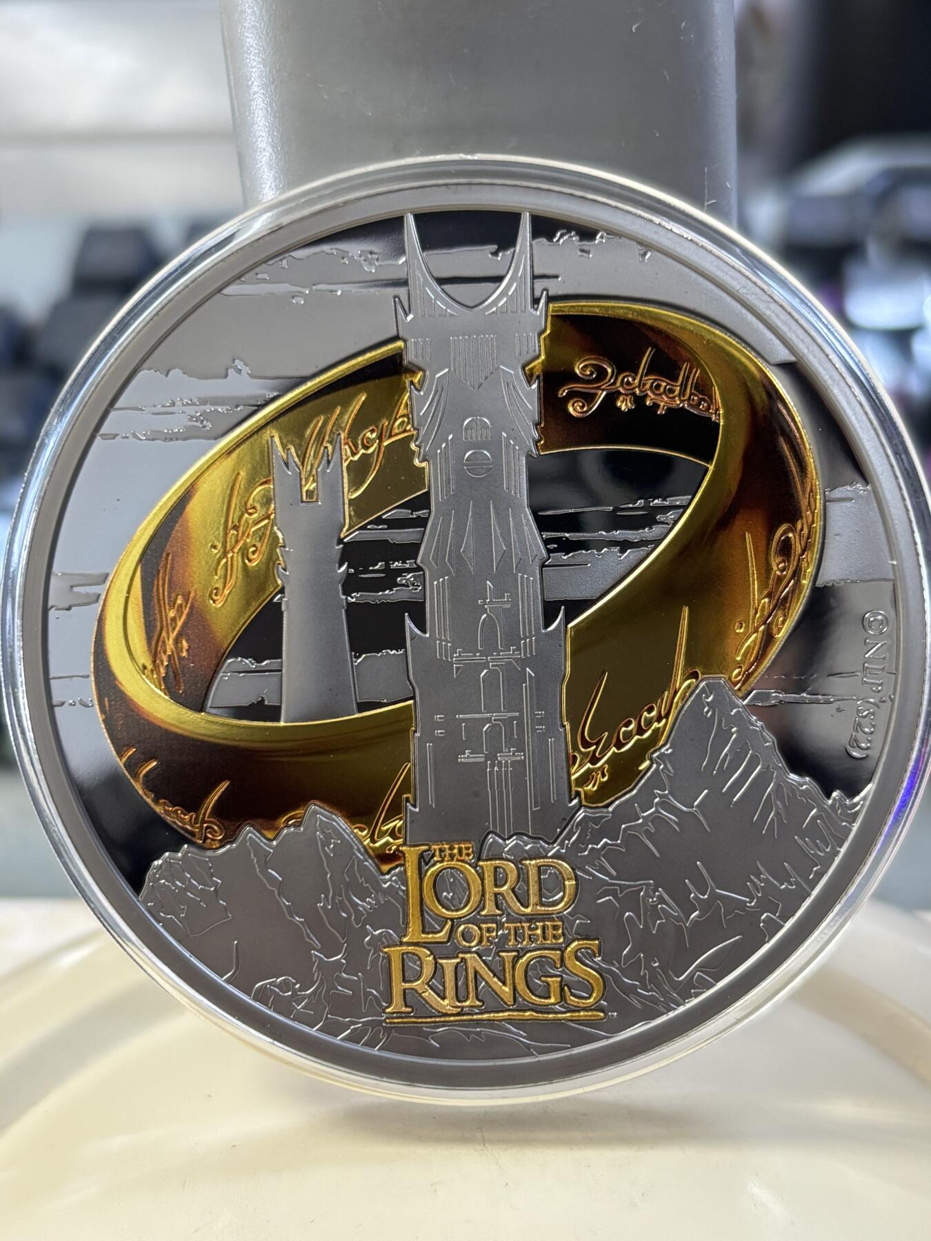第188期拍卖 萨摩亚2023年指环王双塔奇谋5盎司钌化镀金银币,999银，发行199枚，女王脸上有瑕疵