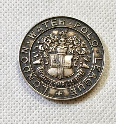 甄臻铺-世界币章拍卖（第48期）精品场拍品征集中，送拍享返佣金等优惠多多 - 1932年英国伦敦水球联盟LONDON WATER POLO LEAGUE颁发的纪念银章，直径32.2毫米，重17.1克。正面是盾形纹章和胜利女神雕像，背面刻有"1932 CAMAGE SHIELD TEAM RACE WINNERS"字样，环绕橄榄枝花环装饰。包浆自然，品相完好，由奥运章牌大师沃顿斯家族制作(V&S)，带完整英国官方银标。