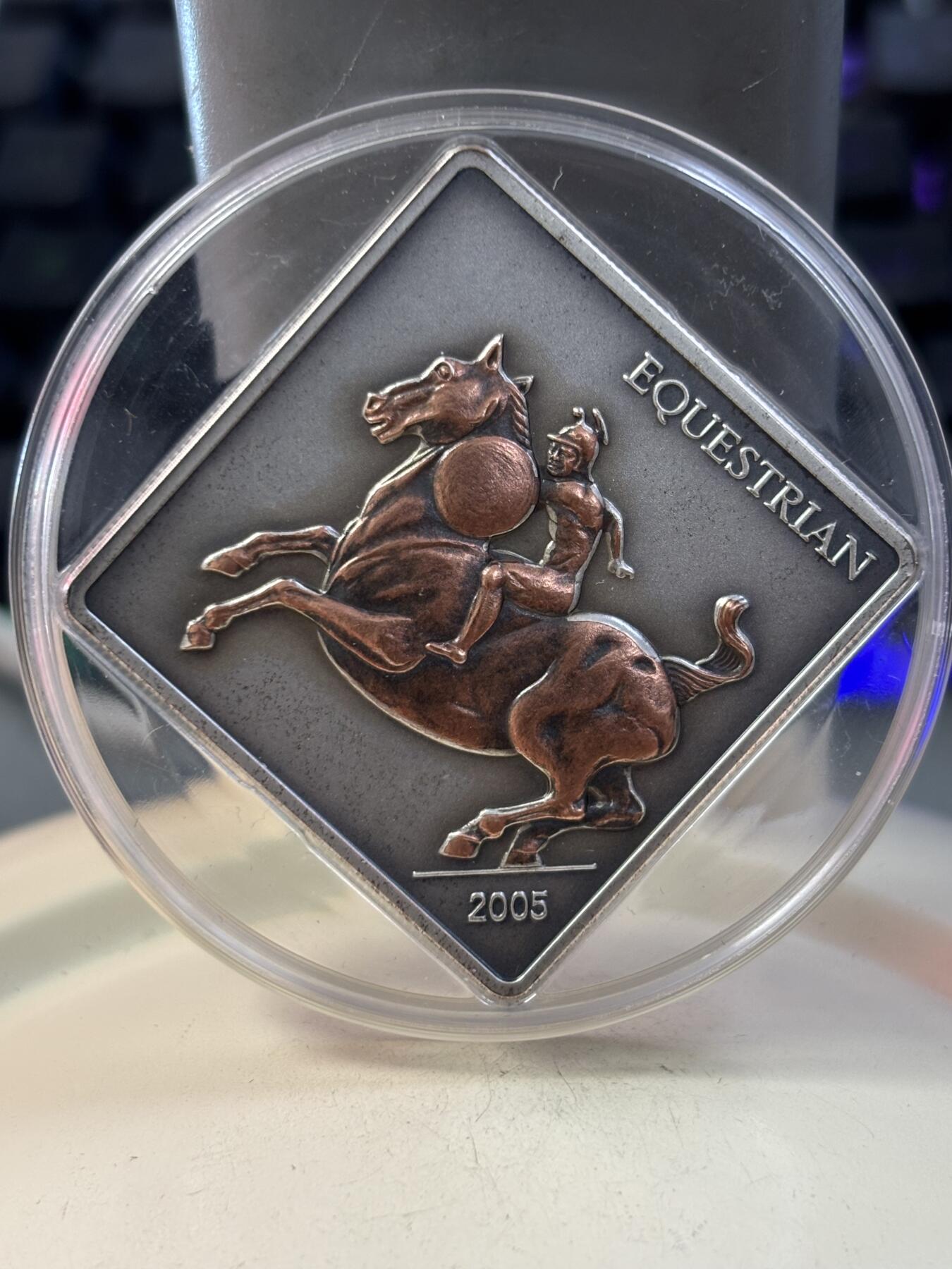 第188期拍卖 蒙古2005年达芬奇名作古代骑士镀铜菱形纪念银币，1盎司999银，尺寸35毫米*35毫米，发行2500枚