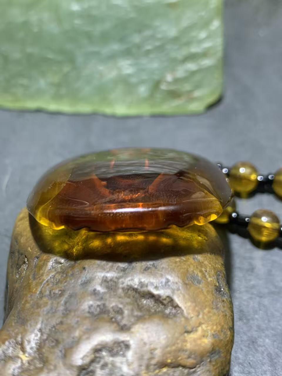 放福利！精美古法琥珀色琉璃如来佛祖吊坠一个！