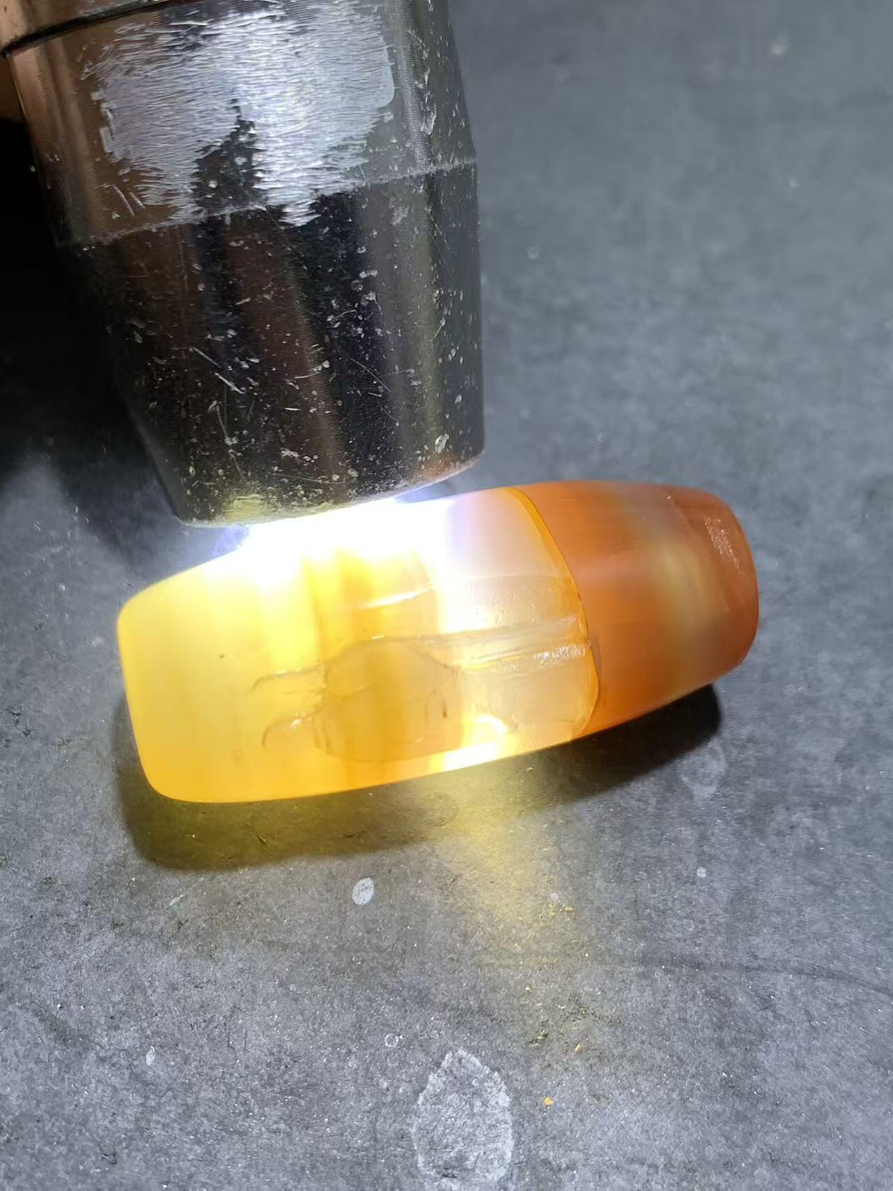 精美亚光高玉化千层纹缠丝玛瑙手工俏色巧雕一心向佛意境桶珠一个