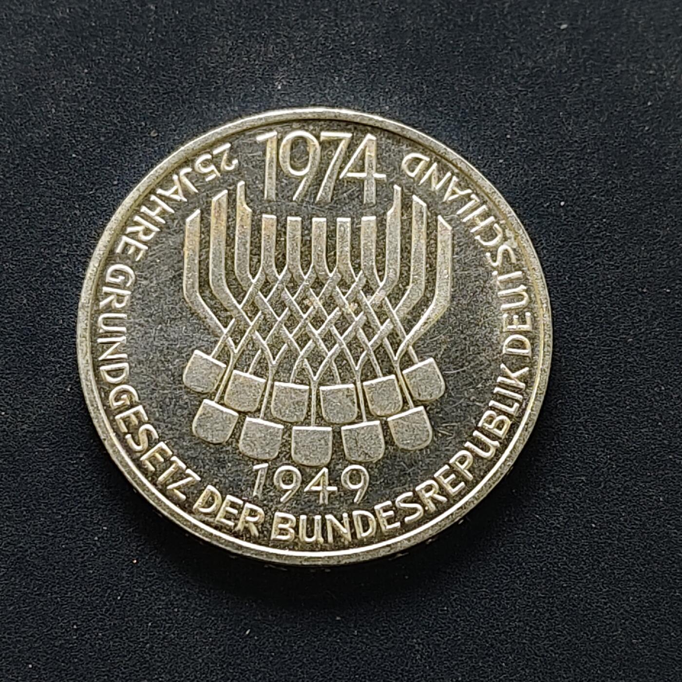 【全场包邮】纯粹捡漏拍494场 德国联邦德国1974年5马克宪法颁布25周年纪念银币-带证书【29毫米11.2克，纯银价约140元（按20元银价折算）】