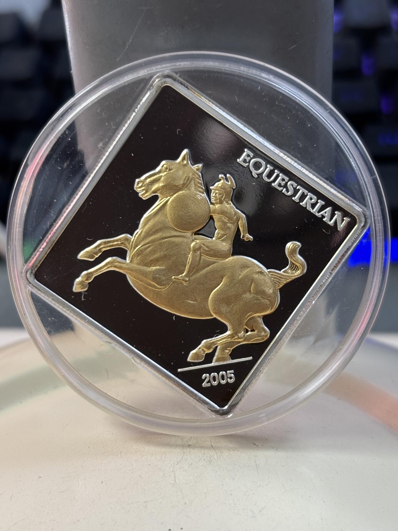 第188期拍卖 蒙古2005年达芬奇名作古代骑士镀金菱形纪念银币，1盎司999银，发行2500枚，有氧化