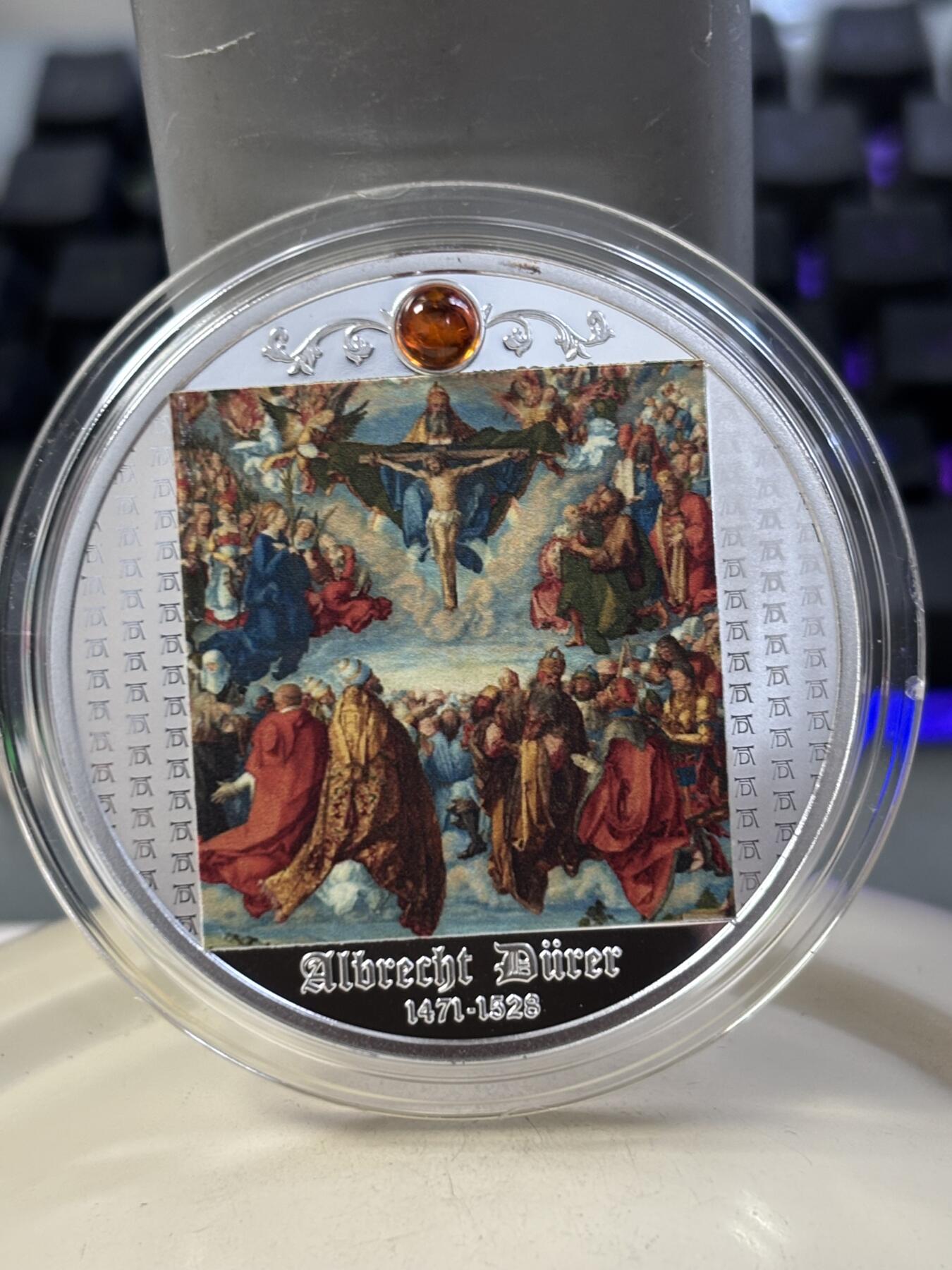 第188期拍卖 喀麦隆2021年丢勒名画三位一体崇拜镶嵌琥珀彩银币，999银，17.5克，发行550枚，塑料盒有碎
