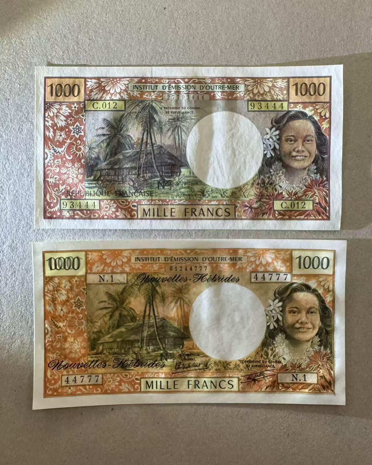 【Blue Auction】世界纸币精拍第776期——18级TOP拍卖/信誉/品质/专业/高效💫 【一组2张豹子号】法属太平洋/新赫布里底 不同版本1000法郎 全新UNC （上面一张极轻微压痕）