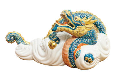 上海拍卖行2025年秋季古董珍玩拍卖会 - 日本九谷龙腾万里瓷塑摆件