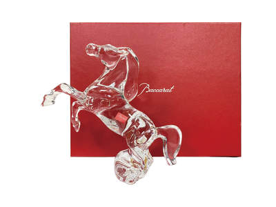 上海拍卖行2025年秋季古董珍玩拍卖会 - 法国Baccarat"一马当先"水晶摆件(H:20.5cm,全新,原装盒)