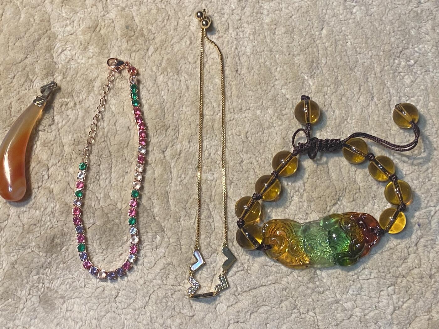 【旋风钱币】1月17日19:00准时开拍 精美欧洲币章、银币银章、第三帝国钱币等 全场包邮！ 4条精美手串项链一起  如需细节图请联系