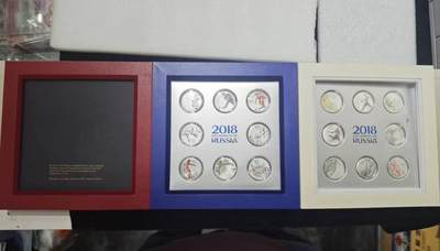 洪涛臻品批发群 精选邮票限时拍卖第1272期  2018俄罗斯世界杯纪念银章套装，包装完好，每个银章1克，共21枚银章，共计21克，Ag999银，官方发行有鉴定证书。有一定收藏价值。2018世界杯期间购入价格1100多元。共购入两件，此拍品为其中一件，不带发票《此拍品包邮》