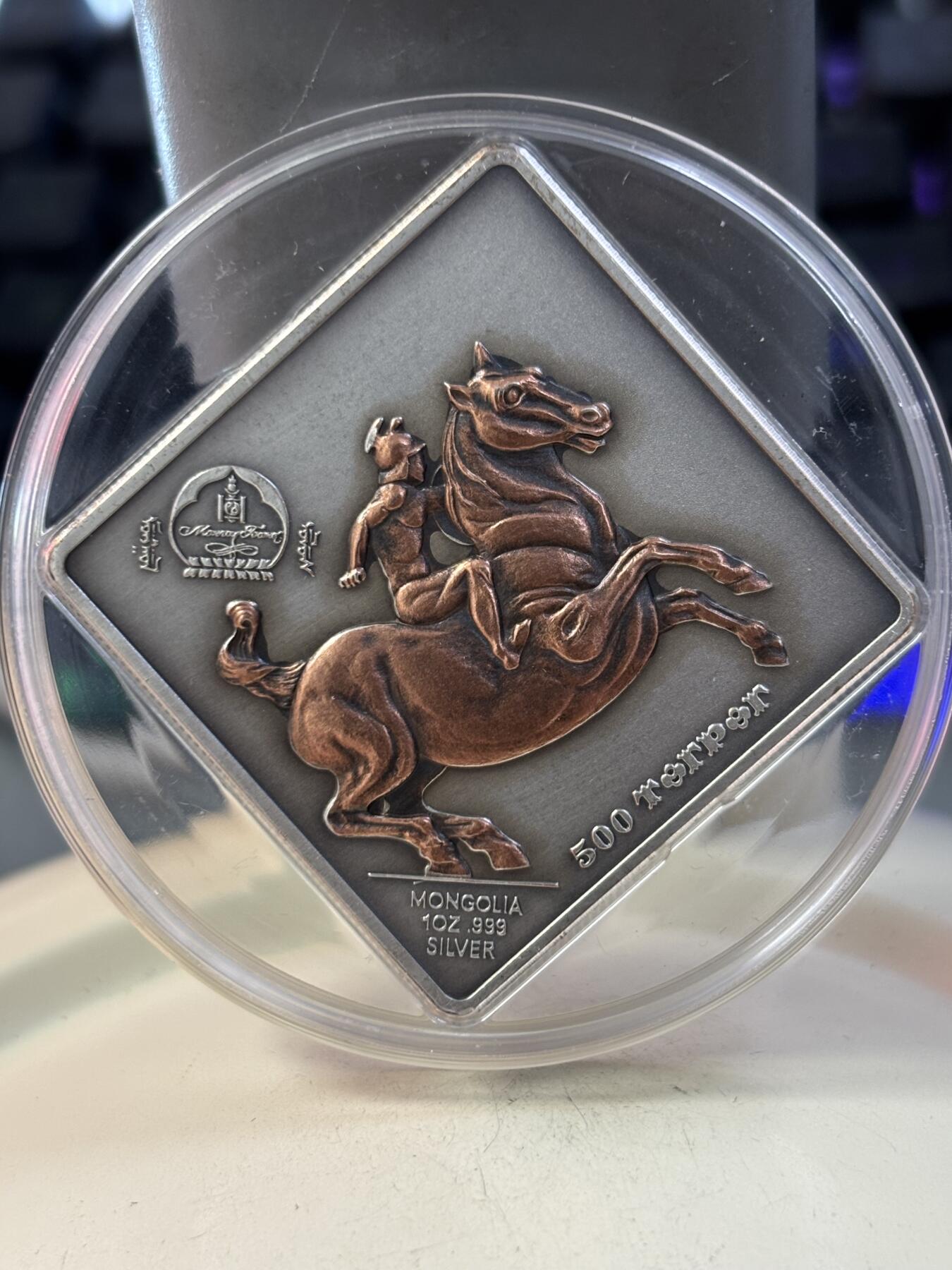 第188期拍卖 蒙古2005年达芬奇名作古代骑士镀铜菱形纪念银币，1盎司999银，尺寸35毫米*35毫米，发行2500枚