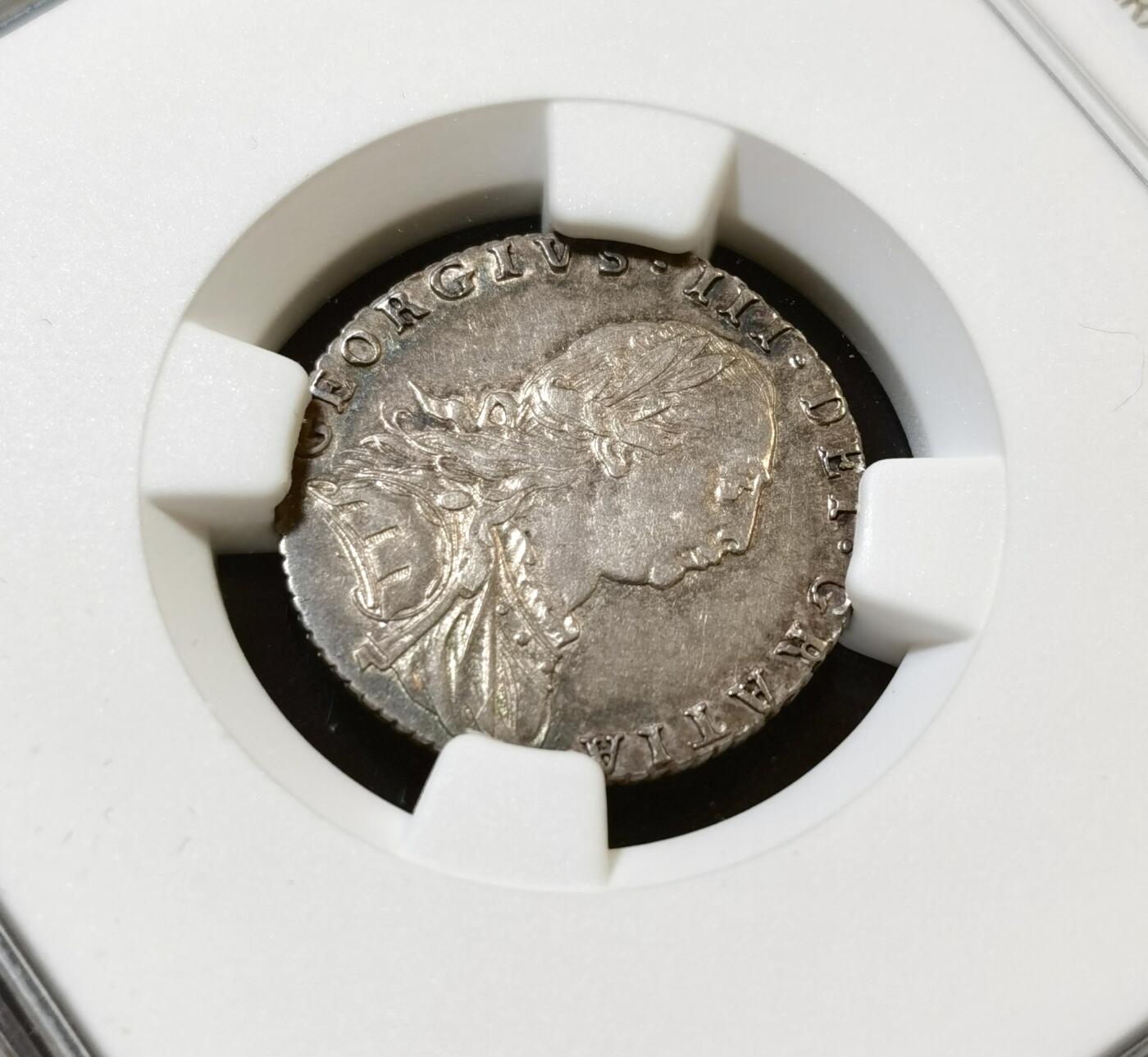 甄臻铺-世界币章拍卖（第48期）精品场拍品征集中，送拍享返佣金等优惠多多 NGC-AU55 1787年英国乔治三世六便士银币，正面刻有乔治三世头像，背面是六边形纹章图案和十字星装饰