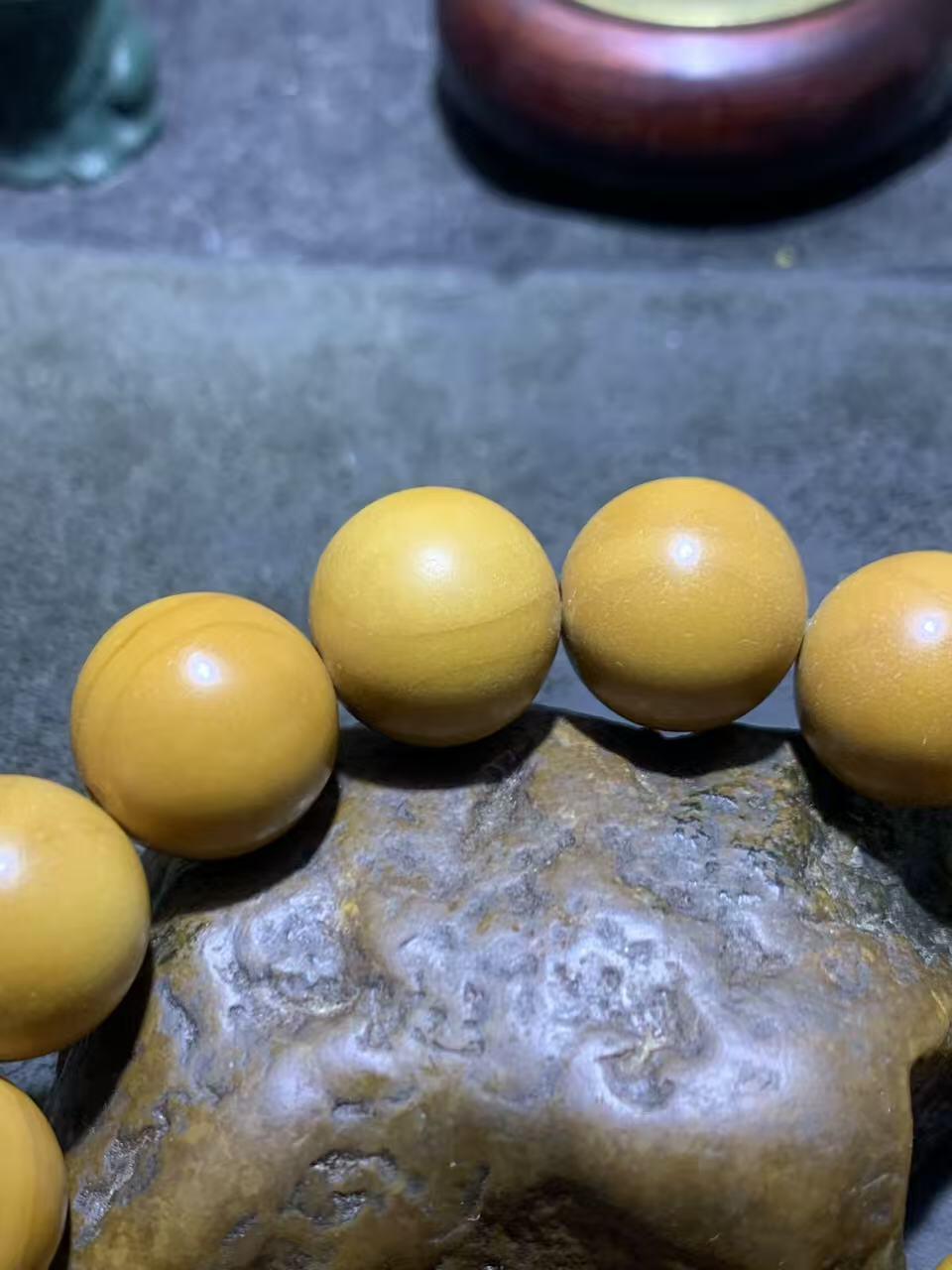 精美毕业级棱橄榄核圆珠手串一条，