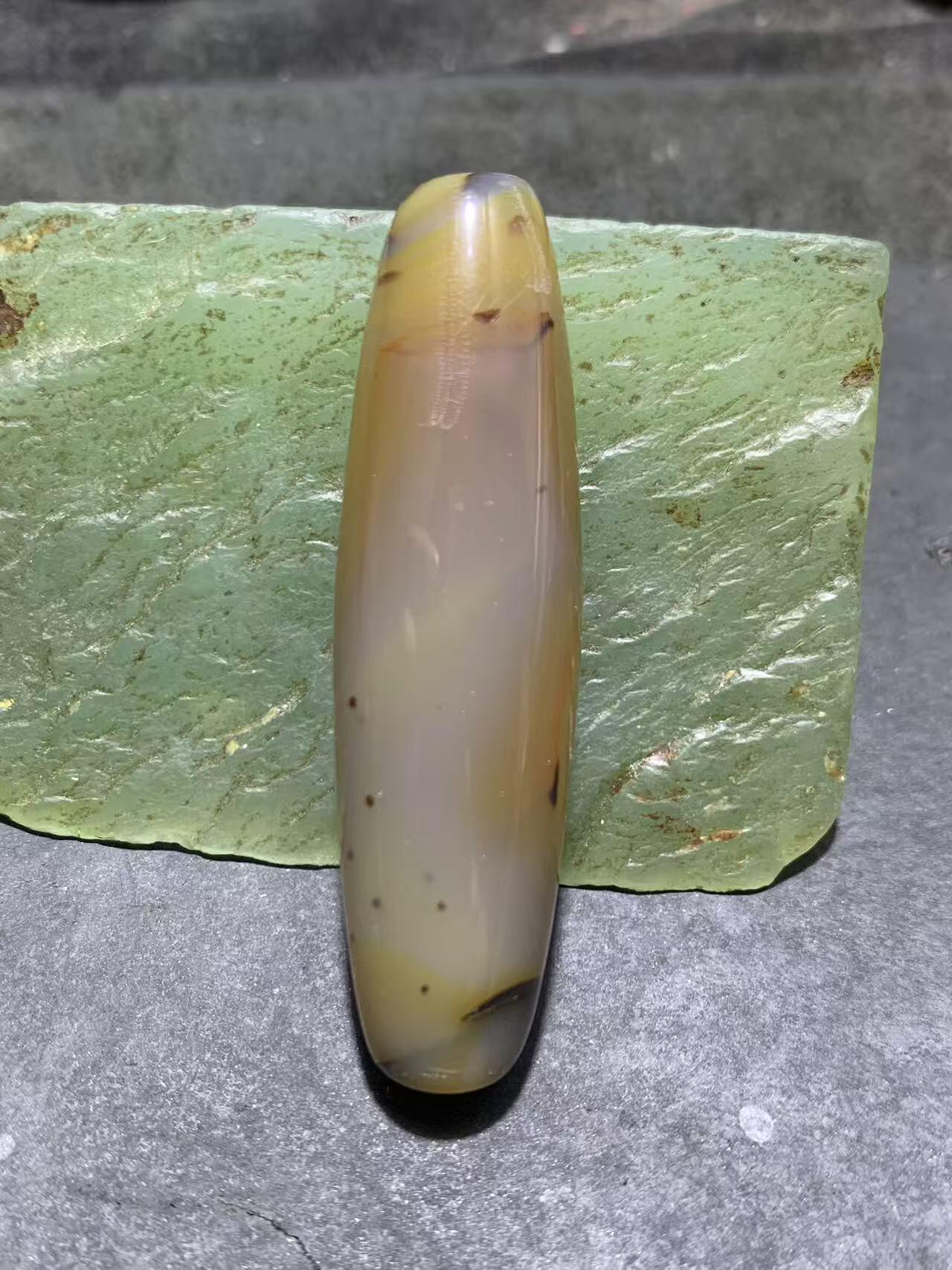 巴西玛瑙千层纹随形桶珠一个，