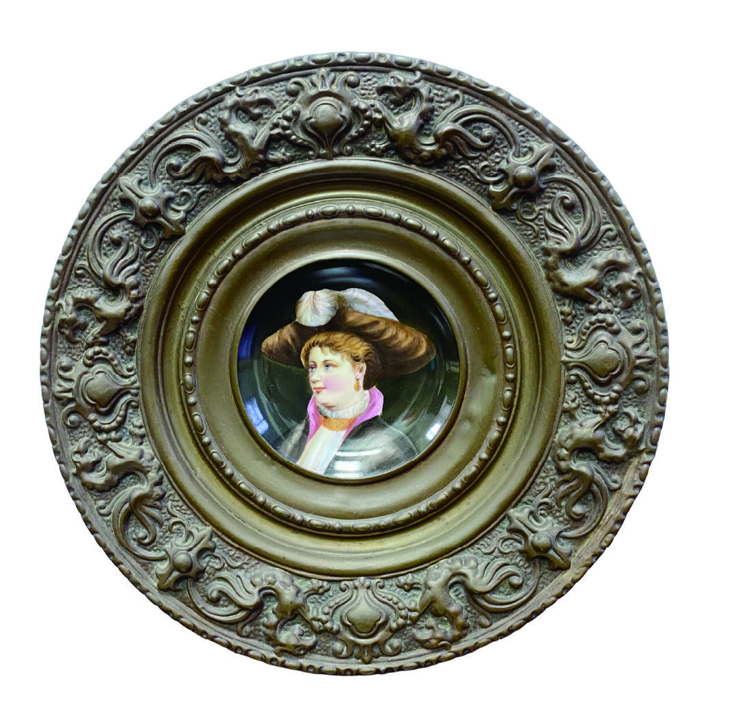上海拍卖行2025年秋季古董珍玩拍卖会 约19世纪末德国手绘人物瓷盘配浮雕工艺铜制托盘挂饰(直径:29.5cm,瓷片直径:10.5cm)