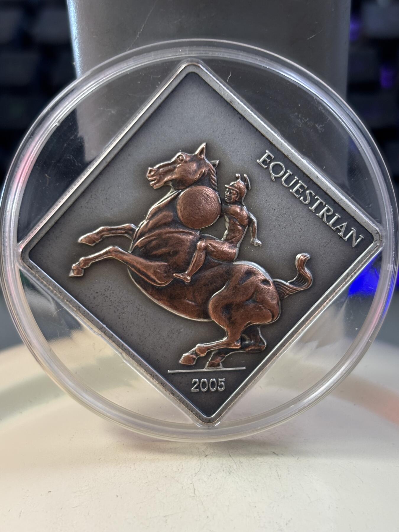 第188期拍卖 蒙古2005年达芬奇名作古代骑士镀铜菱形纪念银币，1盎司999银，尺寸35毫米*35毫米，发行2500枚