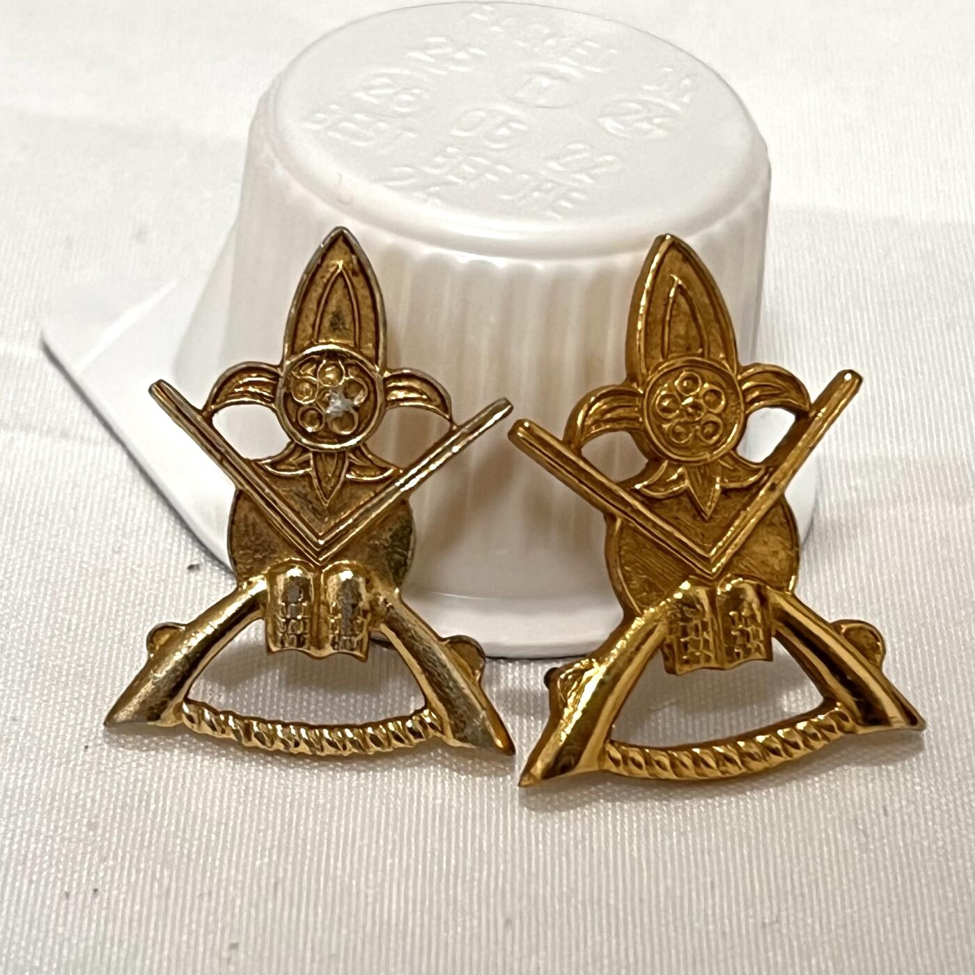 韵星假日拍卖第三十七期 -- Rimey Holidays Auction 37 国军宪兵金属领章