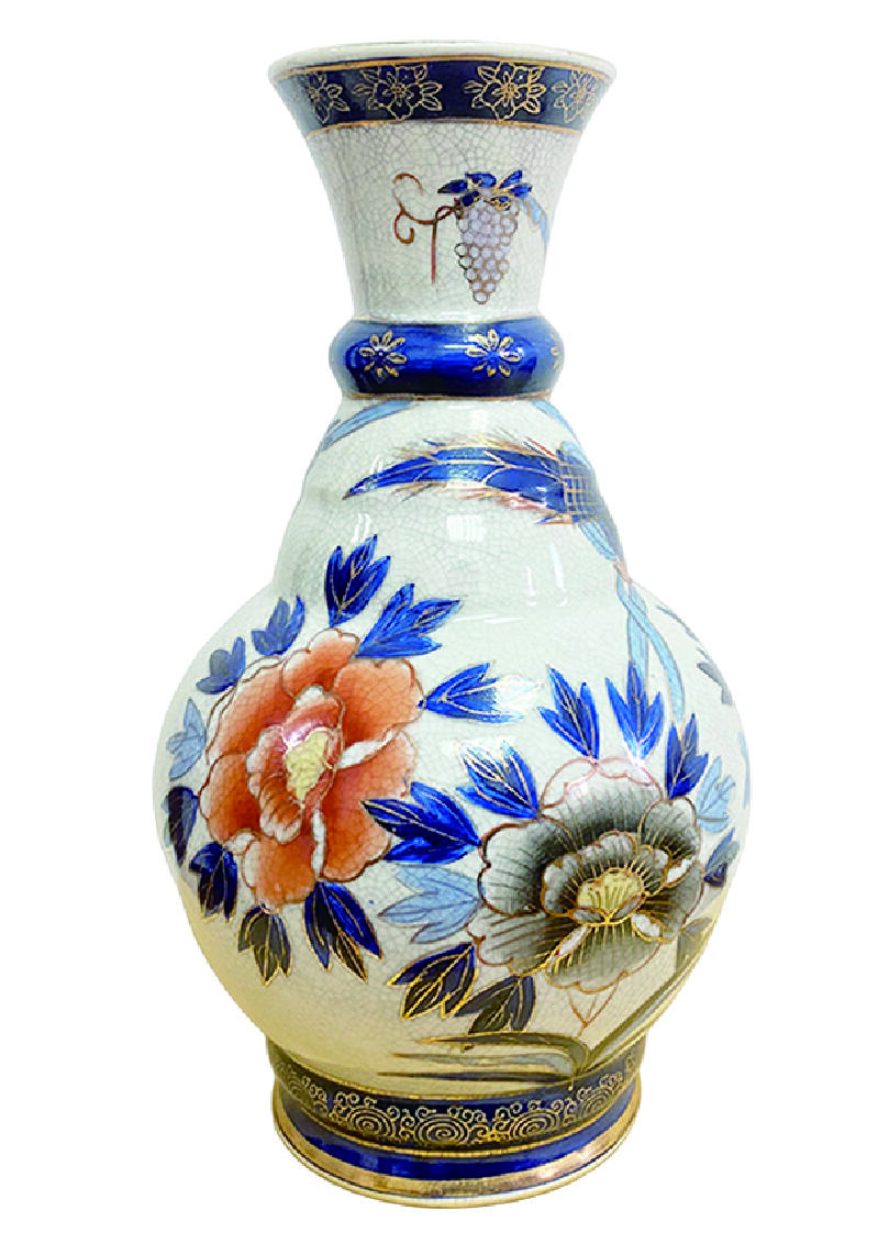 上海拍卖行2025年秋季古董珍玩拍卖会 日本手绘花开富贵赏瓶(H:27.5cm)