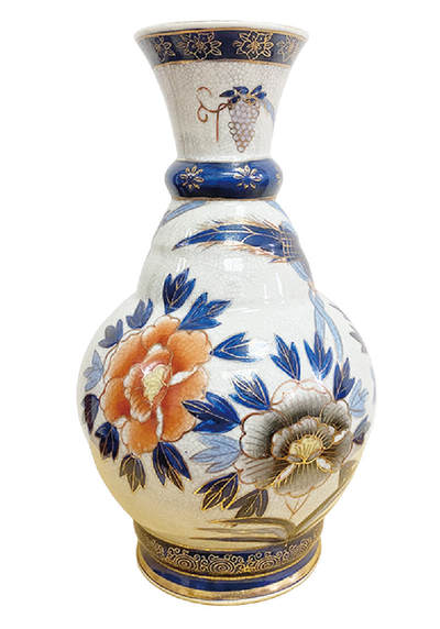 上海拍卖行2025年秋季古董珍玩拍卖会 - 日本手绘花开富贵赏瓶(H:27.5cm)