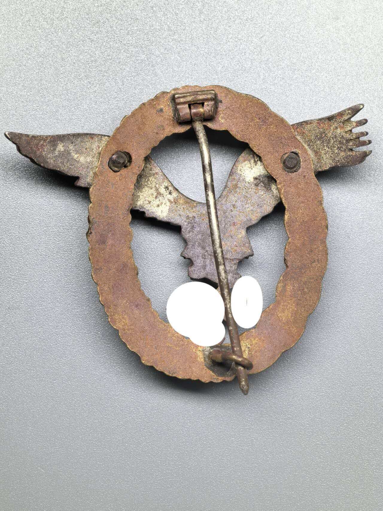 小驴勋章奖章收藏1月17日周六晚六点拍卖（珍爱和平，收藏战争，铭记历史，勿忘国耻，忠党爱国。有偿代拍，送拍规则在简介最后，参拍须阅读规则后再参拍，关系到运费包装发货时效真假辨别等关键信息，拍卖时不再发原图，看大图店主微信码在拍卖店铺介绍里） 德国WWII空军飞行员奖章，FLL厂Type-2b版，生产时间为1940-1942年，镀层氧化露出铜底色