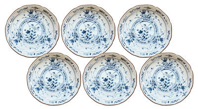 上海拍卖行2025年秋季古董珍玩拍卖会 - 日本杉峰窑水墨青花小碟(直径:11.5cm,原装盒)