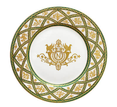 上海拍卖行2025年秋季西洋家具及装饰艺术品 - 约20世纪法国老巴黎拿破仑风格手绘重鎏金赏盘(直径:26.3cm,画族徽标)