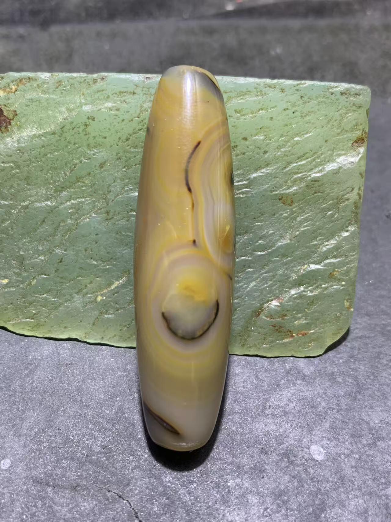 巴西玛瑙千层纹随形桶珠一个，